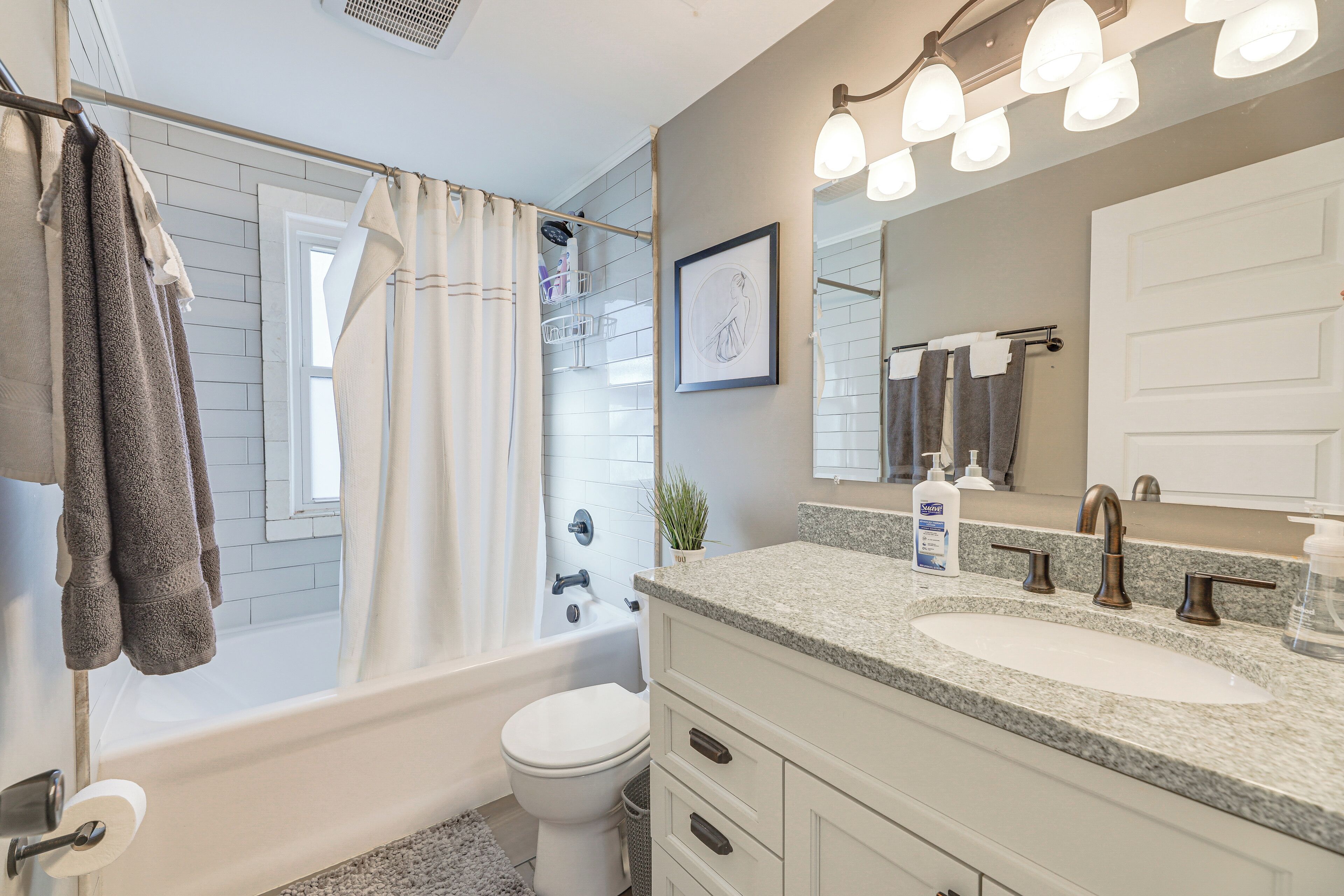 Une salle de bain moderne avec une baignoire, des toilettes et un lavabo.
