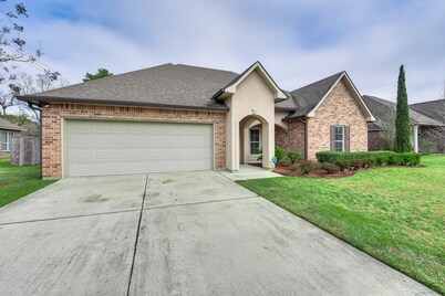 Spacious Zachary Home: 12 Mi to Baton Rouge!