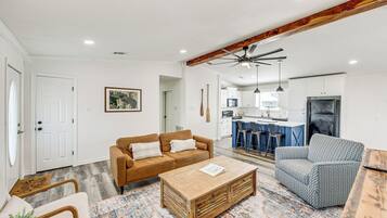 House (4 Bedrooms) | Interior