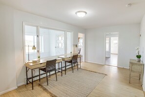 House (6 Bedrooms) | Interior