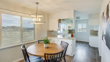 House (6 Bedrooms) | Interior