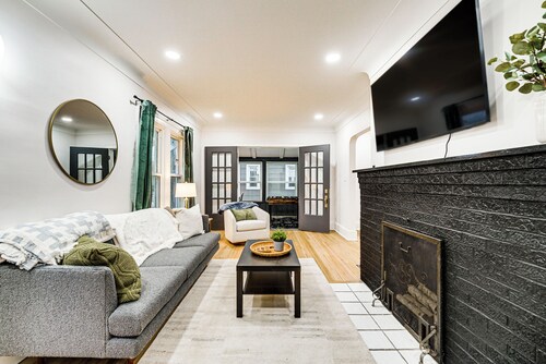 Dog-friendly Pleasant Ridge Home: 13 Mi to Detroit