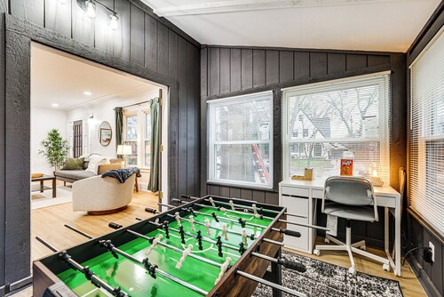 Dog-friendly Pleasant Ridge Home: 13 Mi to Detroit