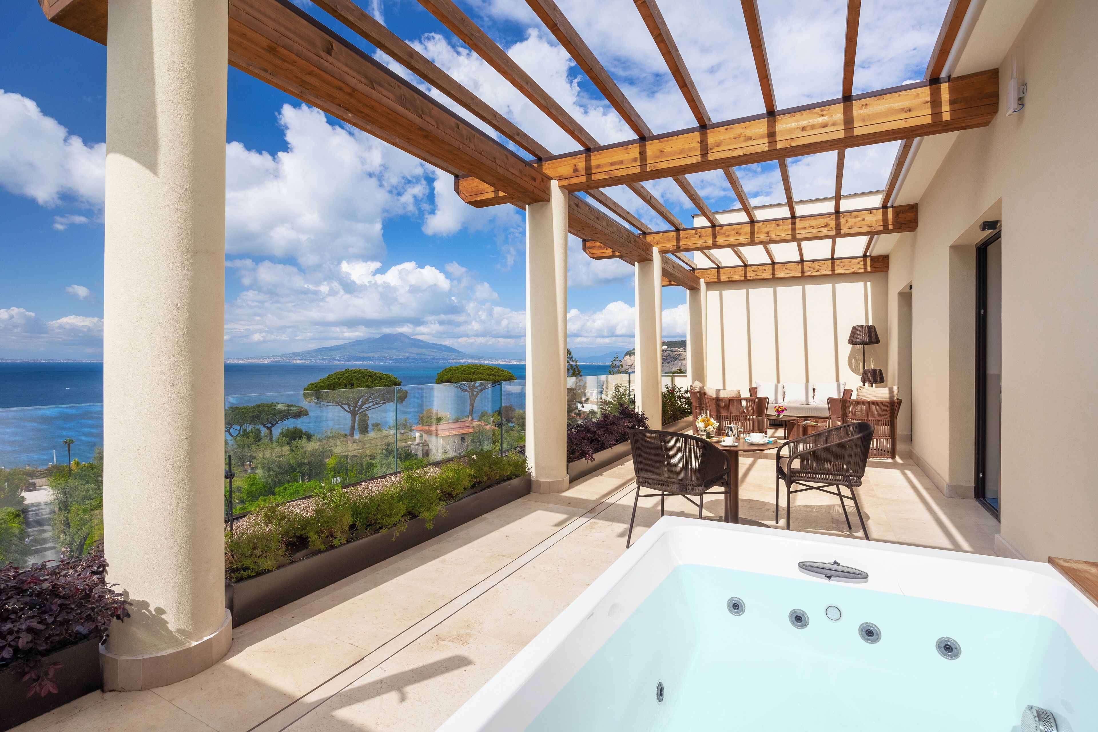 Suite Meraviglia | Premium bedding, down duvets, in-room safe, blackout curtains