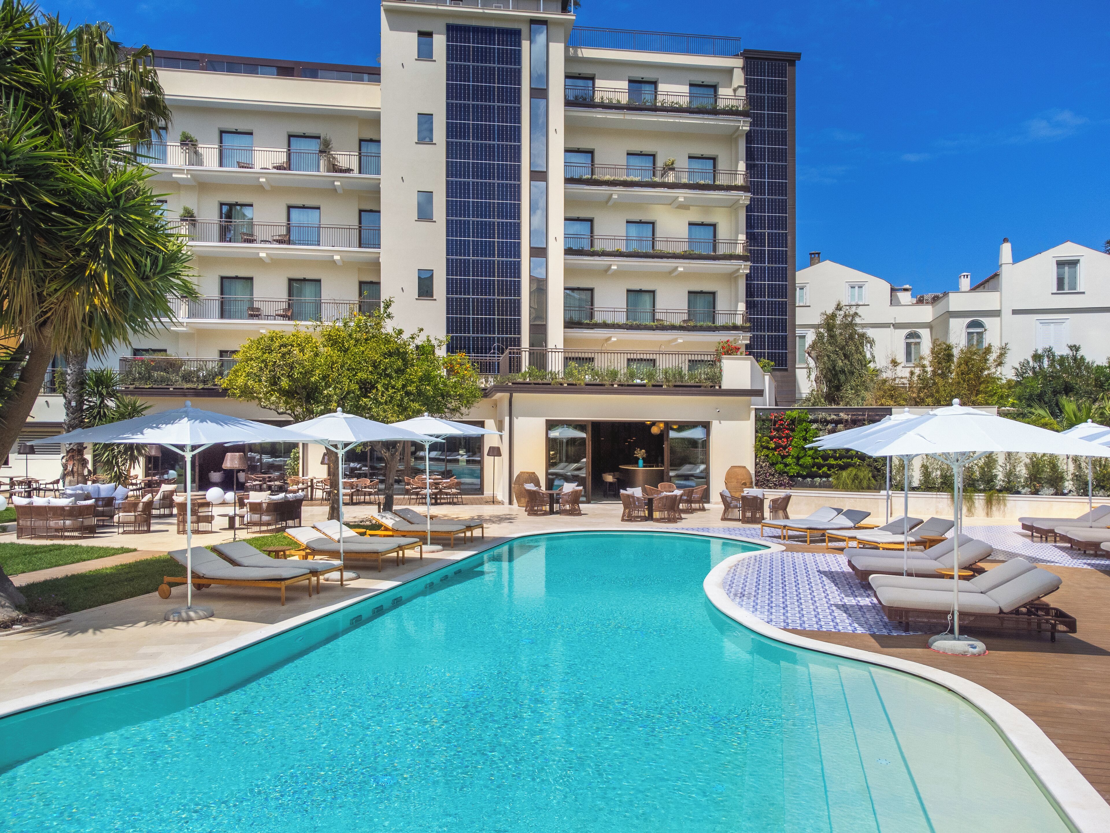 حمّام سباحة خارجي موسمي، مظلات على حمّام السباحة، مقاعد للتشمس