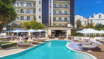 Piscine extérieure (ouverte en saison), parasols de plage