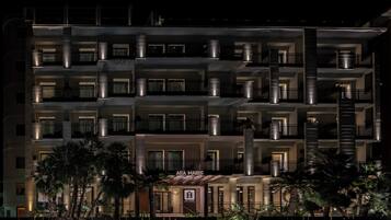 Facciata della struttura - sera/notte