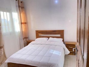 3 habitaciones, tabla de planchar con plancha, wifi y ropa de cama 