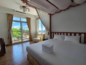 Blackout curtains, free WiFi, bed sheets - Lunar Mare inn (Liuqiu)