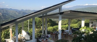 Espectacular Casa de Campo con Hermosa Vista a la Cordillera Rodeada de Jardines