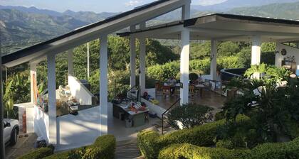 Espectacular Casa de Campo con Hermosa Vista a la Cordillera Rodeada de Jardines