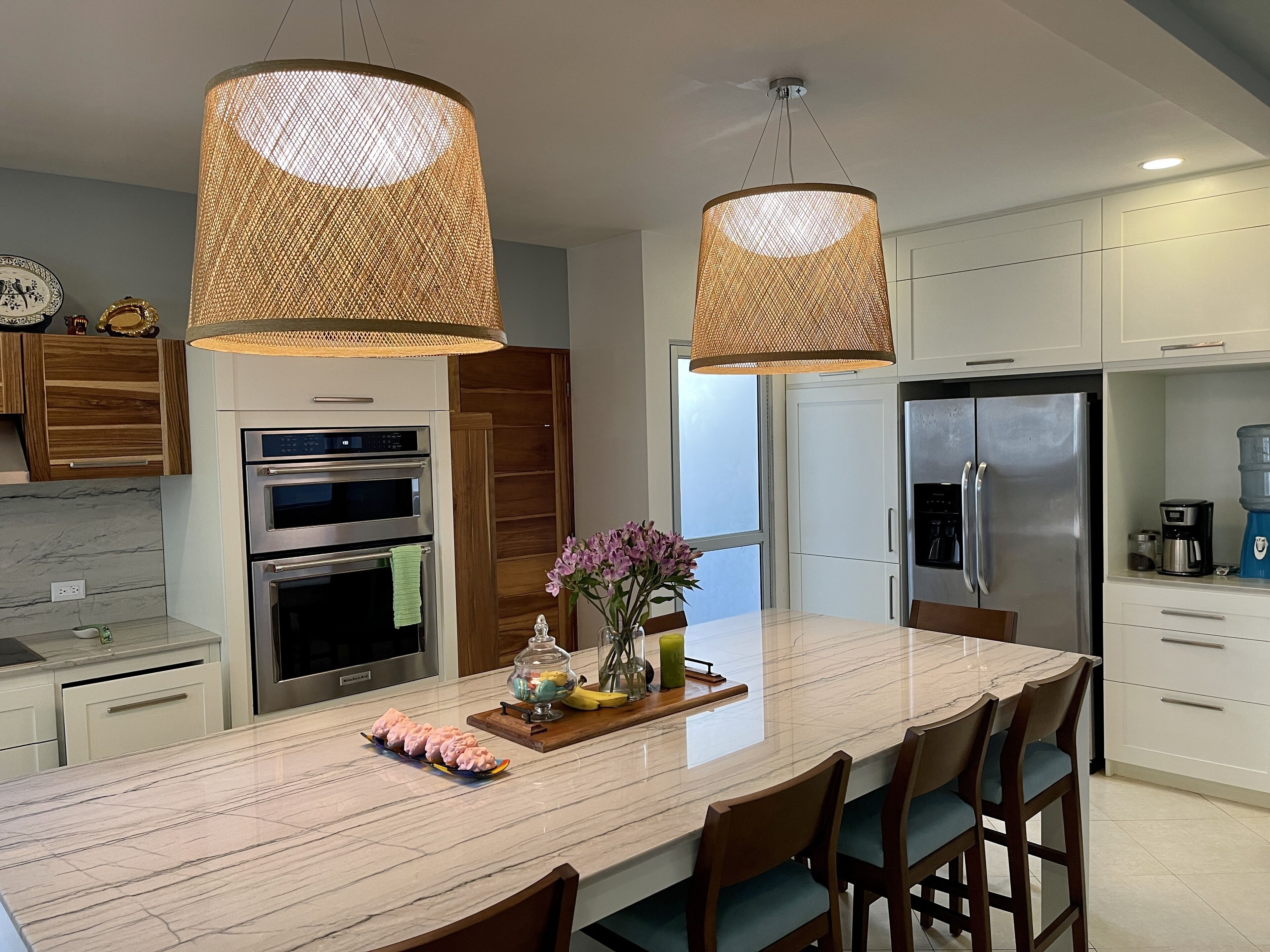 Refrigerador, horno, cafetera/tetera, tostadora