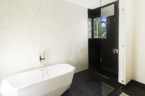 Apartment, 6 Schlafzimmer | Badezimmer | Handtücher, Shampoo
