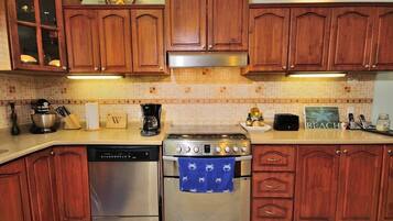 Condo, 4 Bedrooms | Private kitchen | Fridge, oven, coffee/tea maker, toaster