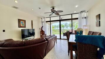 Condo, 3 phòng ngủ | Khu phòng khách