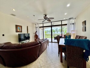 Condo, 3 phòng ngủ | Khu phòng khách