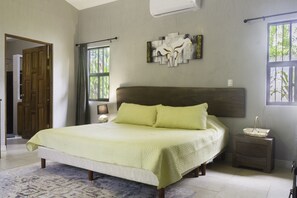 5 bedrooms, free WiFi - Heart of Jaco: Luxury Villa with Pool by RedAwning (Jacó)