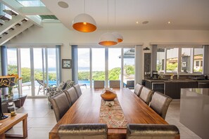 コンドミニアム ベッドルーム (複数) | 専用キッチン | 冷蔵庫、オーブン、コーヒー / ティーメーカー、トースター