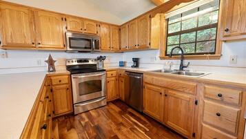 Cabin, 2 Bedrooms | Private kitchen | Fridge, oven, coffee/tea maker, toaster