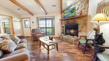 Cabin, 2 Bedrooms | Living area