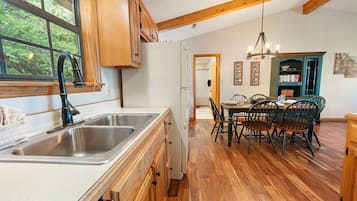 Cabana, 2 quartos | Cozinha privada | Geladeira, fogão, cafeteira/chaleira, torradeira