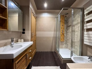 Bruser, hårtørrer, håndklæder