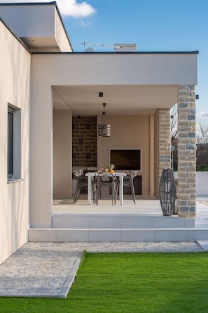 In-room dining - Villa Rose (Nin)