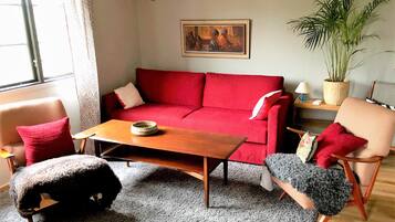 Hytte - 2 enkeltsenge - eget badeværelse - have-område | Opholdsområde | Fladskærms-tv