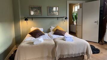 Stuga - 2 sovrum - eget badrum - trÀdgÄrd | 1 sovrum, individuell inredning, unika möbler och arbetsyta för laptop