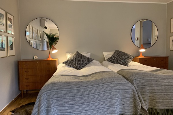 Stuga - 2 enkelsängar - eget badrum - trädgård | Individuell inredning, unika möbler och arbetsyta för laptop