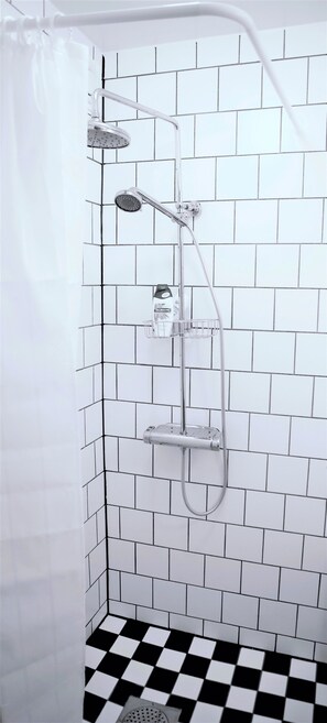 Cabaña, 2 habitaciones, baño en la habitación, en el área del jardín | Baño | Regadera, toallas, jabón, shampoo 