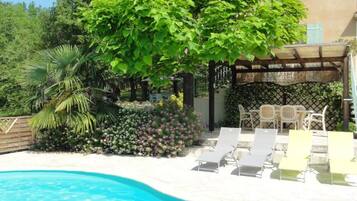 Kauden mukainen ulkouima-allas, aurinkovarjoja, aurinkotuoleja