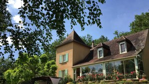 A two-story house with a garden and a swimming pool. - LES FEUILLANTINES (Saint-Cyprien)