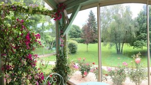 A conservatory with a view of a swimming pool and garden. - LES FEUILLANTINES (Saint-Cyprien)