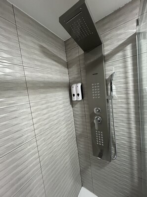 Dusj, håndklær, såpe og sjampo