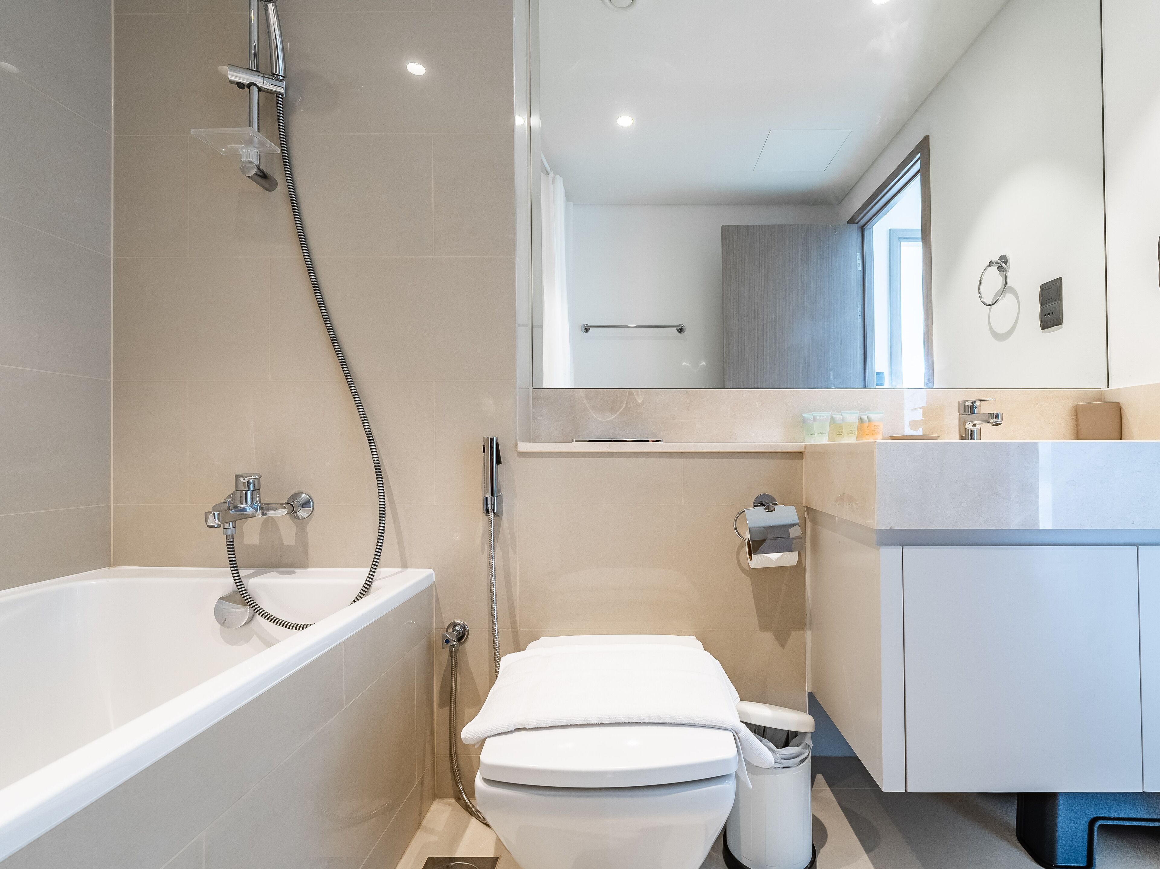Une salle de bain moderne avec une baignoire, des toilettes et un lavabo.