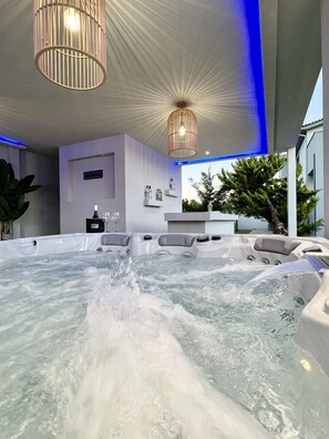Outdoor spa tub - Muthee Luxurious Private Villa (Zakynthos)