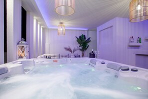Indoor spa tub - Muthee Luxurious Private Villa  (Zakynthos)