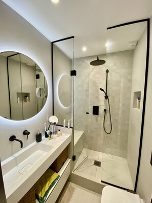 Shower, towels, soap, shampoo - 3 Pièces Luxe Duplex. Coeur de Paris, Proche Gares de L'est et Nord.6 Couchages (Paris)