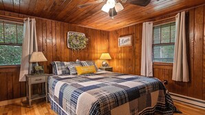 1 bedroom, WiFi, bed sheets - Sunflower Shack: 1  BR, 1  BA Cabin / Bungalow in Maggie Valley, Sleeps 2 (Maggie Valley)