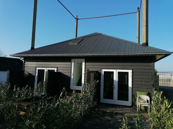 Terrace/patio - Knusse Hooiberg met Buitenzitje in Rustige, Landelijke Omgeving, Nabij Amsterdam (De Kwakel)