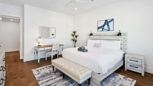 3 bedrooms, WiFi, bed sheets - 3-BD Luxury Living w Rooftop Garden Views (Dallas)