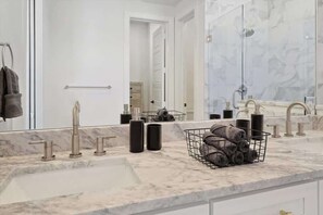 Shower, shampoo - 3-BD Luxury Living w Rooftop Garden Views (Dallas)