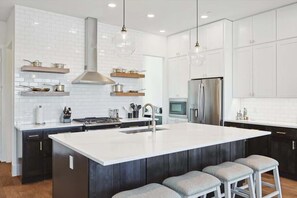 Fridge, microwave, oven, stovetop - 3-BD Luxury Living w Rooftop Garden Views (Dallas)