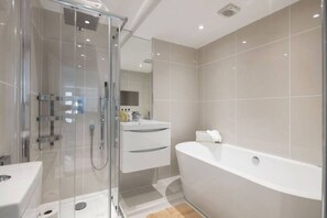 Shower, hair dryer, towels, soap - Writer’s Corner | Luxury 1-Bed with Private Terrace & Parking (London)
