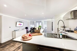 Réfrigérateur, four à micro-ondes, un four, surface de cuisson