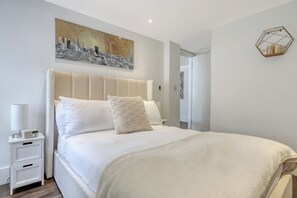 1 bedroom, desk, iron/ironing board, travel cot - Writer’s Corner | Luxury 1-Bed with Private Terrace & Parking (London)