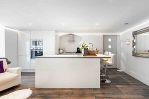 Interior - Writer’s Corner | Luxury 1-Bed with Private Terrace & Parking (London)