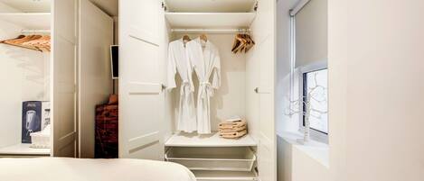 1 chambre, bureau, fer et planche à repasser, lit de bébé portatif