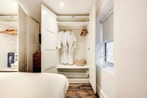 1 bedroom, desk, iron/ironing board, travel cot - Writer’s Corner | Luxury 1-Bed with Private Terrace & Parking (London)